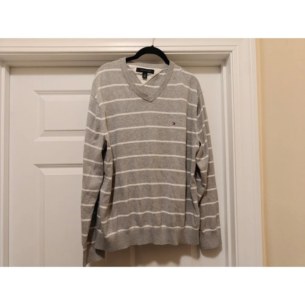 Tommy Hilfiger Mens XL Grey White Striped V-Neck 100% Cotton Knit Sweater Logo
